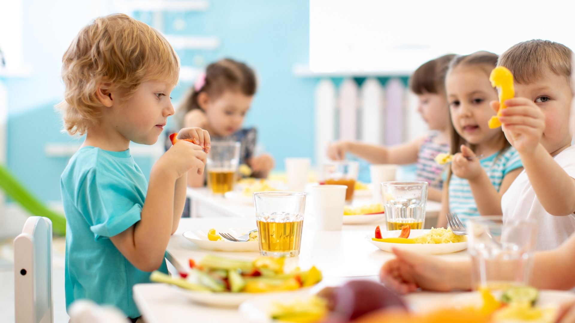PReschool children eating a meal